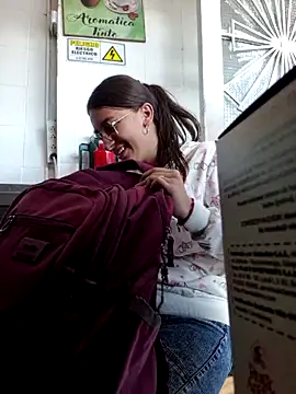 Snapshot of HOLY_DOLL chatting on September 13, 2025, 7:25 pm HOLY DOLL online show from September 13, 2025, 7:25 pm