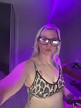 Snapshot of Curvy-Cleo chatting on February 11, 2026, 9:03 pm Curvy-Cleo online show from February 11, 2026, 9:03 pm