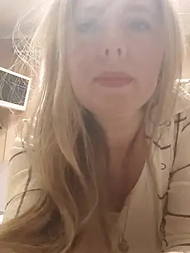 Irina3718 online show from November 6, 2025, 1:04 pm