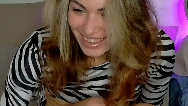 Snapshot of SweetDarling7 chatting on December 2, 2025, 10:39 am SweetDarling7 online show from December 2, 2025, 10:39 am