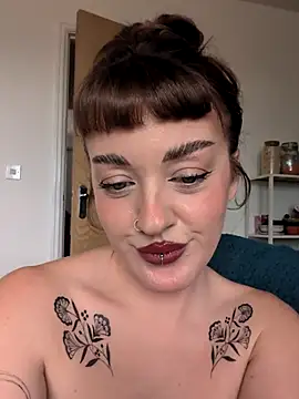 Snapshot of Petite_Juicy_Olive chatting on May 8, 2026, 9:46 am Petite Juicy Olive online show from May 8, 2026, 9:46 am