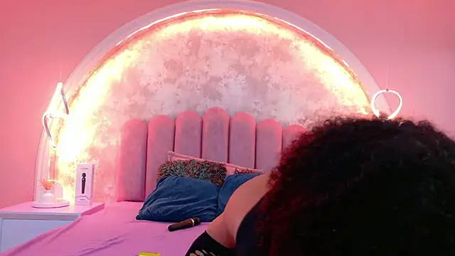 CamilaJohnston online show from December 5, 2025, 4:27 pm