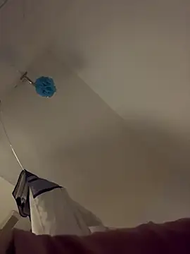 2brokegirlz online show from March 14, 2025, 7:04 am