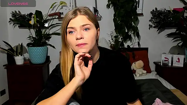 Snapshot of HaleyReedme chatting on November 26, 2025, 8:14 am HaleyReedme online show from November 26, 2025, 8:14 am