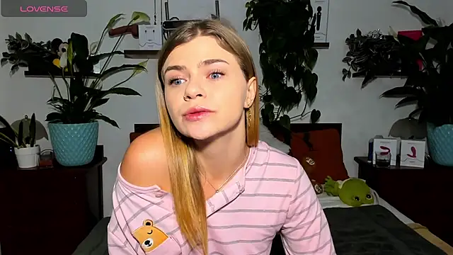 Snapshot of HaleyReedme chatting on November 25, 2025, 8:14 am HaleyReedme online show from November 25, 2025, 8:14 am