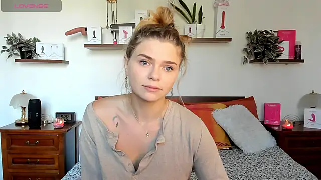 Snapshot of HaleyReedme chatting on October 21, 2025, 8:03 am HaleyReedme online show from October 21, 2025, 8:03 am