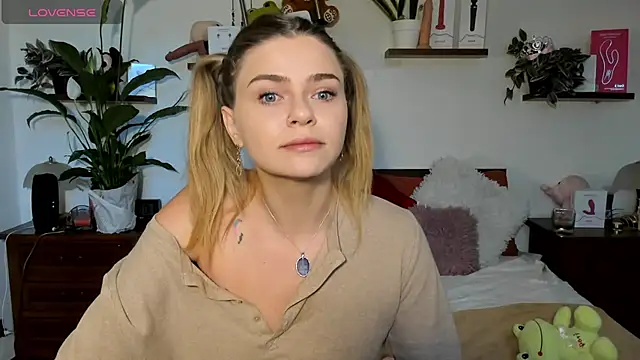 Snapshot of HaleyReedme chatting on November 19, 2025, 8:14 am HaleyReedme online show from November 19, 2025, 8:14 am