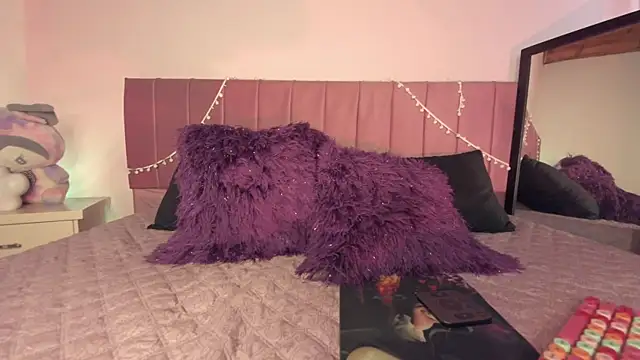 Snapshot of kitty-kryss chatting on January 13, 2026, 5:39 pm kitty-kryss online show from January 13, 2026, 5:39 pm