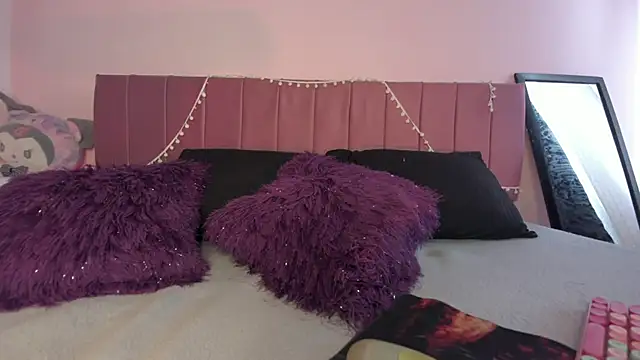 kitty-kryss online show from March 25, 2026, 3:22 pm