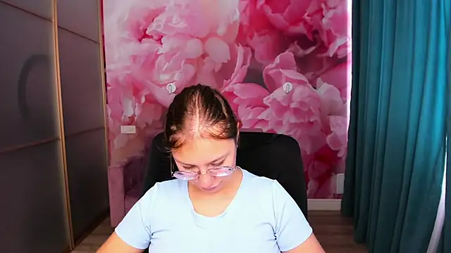 Snapshot of AngelinaLow chatting on September 21, 2025, 11:26 am AngelinaLow online show from September 21, 2025, 11:26 am