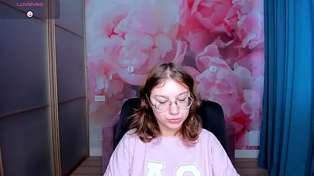 Snapshot of AngelinaLow chatting on November 3, 2025, 12:31 pm AngelinaLow online show from November 3, 2025, 12:31 pm