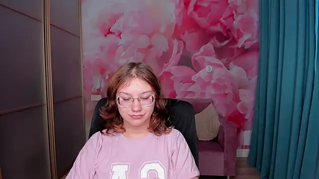 Snapshot of AngelinaLow chatting on November 4, 2025, 12:31 pm AngelinaLow online show from November 4, 2025, 12:31 pm