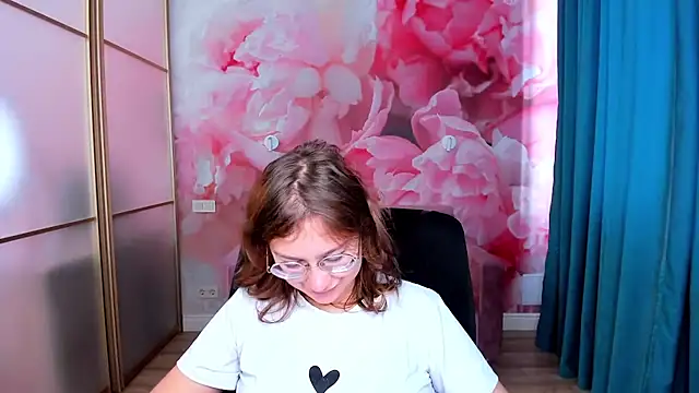 Snapshot of AngelinaLow chatting on November 14, 2025, 12:31 pm AngelinaLow online show from November 14, 2025, 12:31 pm