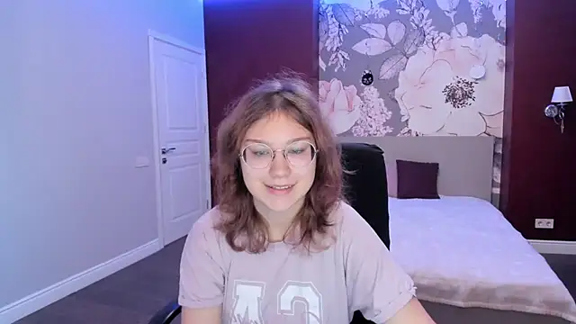 Snapshot of AngelinaLow chatting on November 22, 2025, 6:34 am AngelinaLow online show from November 22, 2025, 6:34 am