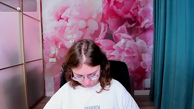 Snapshot of AngelinaLow chatting on October 18, 2025, 5:20 am AngelinaLow online show from October 18, 2025, 5:20 am