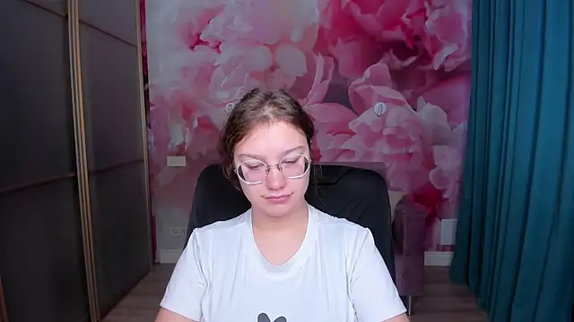 Snapshot of AngelinaLow chatting on November 9, 2025, 6:28 am AngelinaLow online show from November 9, 2025, 6:28 am