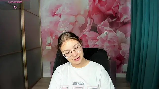 Snapshot of AngelinaLow chatting on October 27, 2025, 12:28 pm AngelinaLow online show from October 27, 2025, 12:28 pm