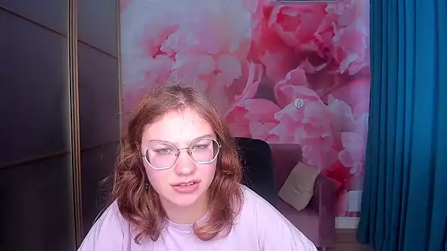 Snapshot of AngelinaLow chatting on November 18, 2025, 12:41 pm AngelinaLow online show from November 18, 2025, 12:41 pm