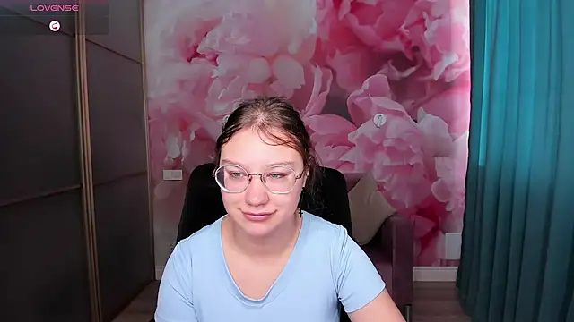 Snapshot of AngelinaLow chatting on October 25, 2025, 5:28 am AngelinaLow online show from October 25, 2025, 5:28 am