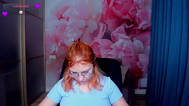 Snapshot of AngelinaLow chatting on November 28, 2025, 12:27 pm AngelinaLow online show from November 28, 2025, 12:27 pm