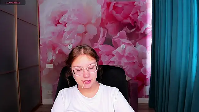 Snapshot of AngelinaLow chatting on September 28, 2025, 11:28 am AngelinaLow online show from September 28, 2025, 11:28 am