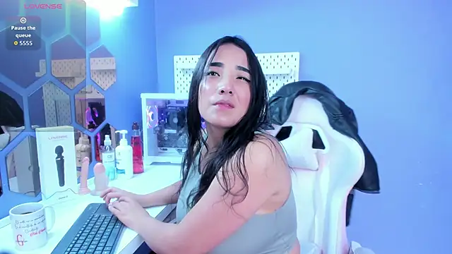 Alice 26  online show from December 3, 2025, 1:54 pm