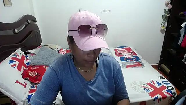 Tu-Reina online show from October 26, 2025, 6:52 pm