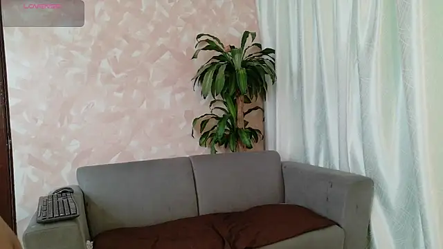 YuliethPetite online show from May 5, 2026, 1:25 pm