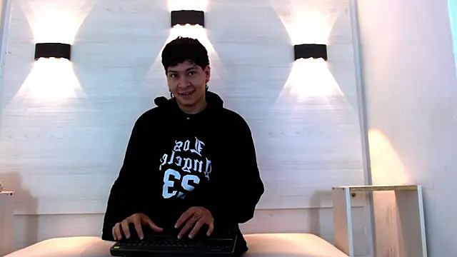 Jhojan twink online show from December 4, 2025, 12:04 pm