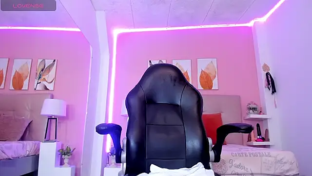 Molly h0t online show from April 16, 2026, 7:47 pm