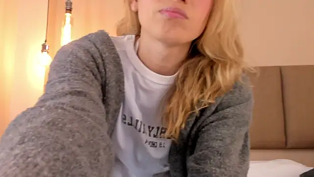 Snapshot of honeygray02 chatting on December 4, 2025, 3:27 am honeygray02 online show from December 4, 2025, 3:27 am