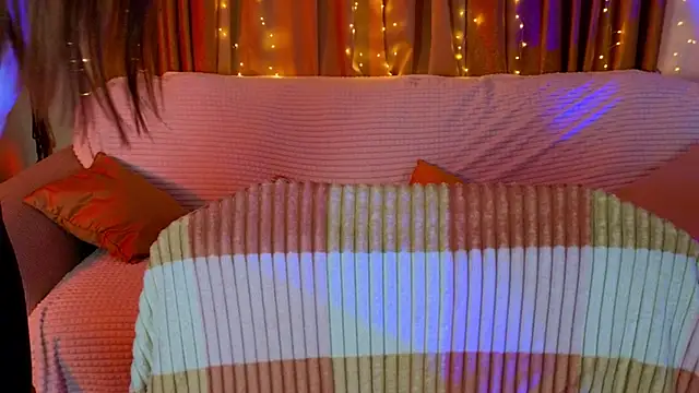 Snapshot of Tara_Lawson chatting on December 19, 2025, 11:45 am Tara Lawson online show from December 19, 2025, 11:45 am