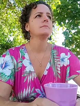 Snapshot of emiliemilf chatting on April 21, 2026, 5:30 pm emiliemilf online show from April 21, 2026, 5:30 pm