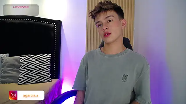 LiamWildx20 online show from April 16, 2026, 4:35 am