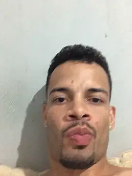 Snapshot of HenriquePhn chatting on March 11, 2026, 11:43 pm HenriquePhn online show from March 11, 2026, 11:43 pm
