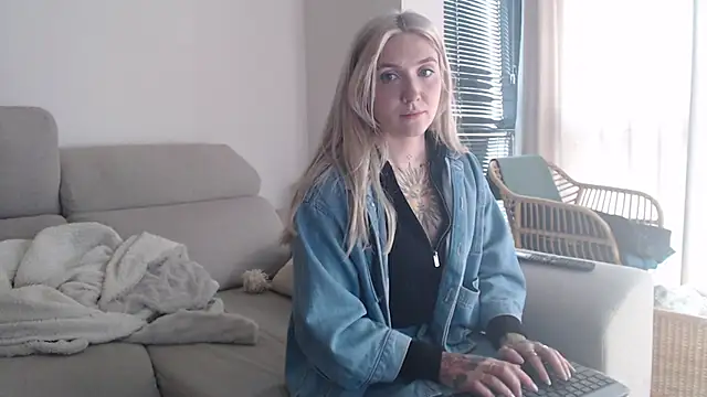 tattoobbgirl online show from December 18, 2025, 3:38 pm