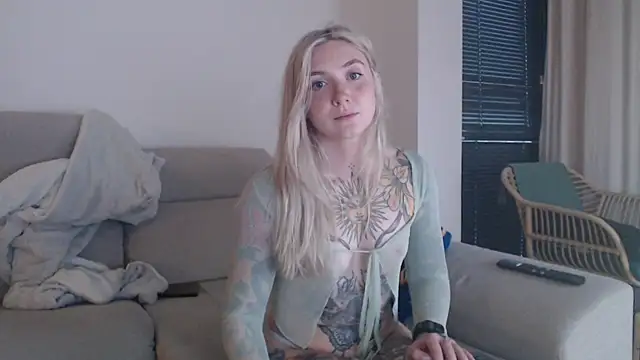 tattoobbgirl online show from December 20, 2025, 4:32 pm