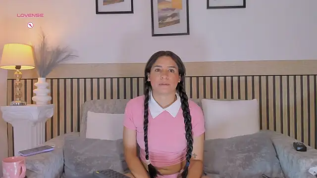 hanna mils online show from April 19, 2026, 4:02 am