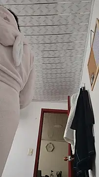 Elowyn online show from November 10, 2025, 4:12 pm