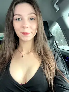 Snapshot of MilaBee chatting on December 1, 2025, 8:26 am MilaBee online show from December 1, 2025, 8:26 am