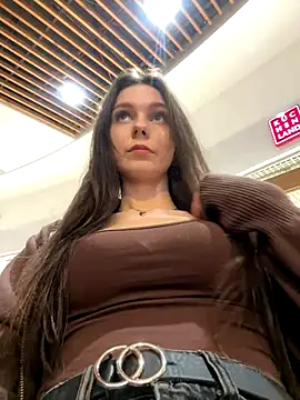 Snapshot of MilaBee chatting on December 3, 2025, 9:20 am MilaBee online show from December 3, 2025, 9:20 am