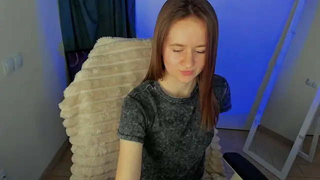 Snapshot of Catherine_e chatting on December 4, 2025, 8:19 pm Catherine e online show from December 4, 2025, 8:19 pm