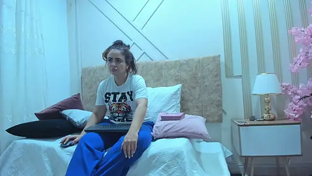 Snapshot of angelinarouse_ chatting on December 22, 2025, 4:56 am angelinarouse online show from December 22, 2025, 4:56 am