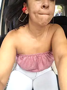 Amadamilf1980 online show from November 1, 2025, 4:01 pm