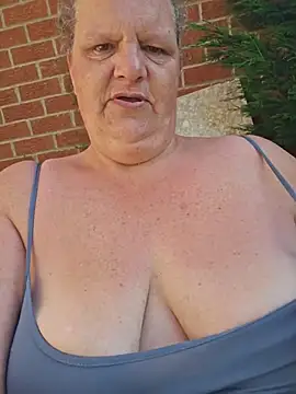 MissQueenBeex online show from May 26, 2026, 8:01 am