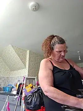 MissQueenBeex online show from November 9, 2025, 1:04 pm