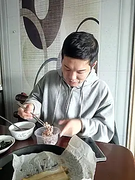 woonee827372 online show from December 2, 2025, 4:58 am