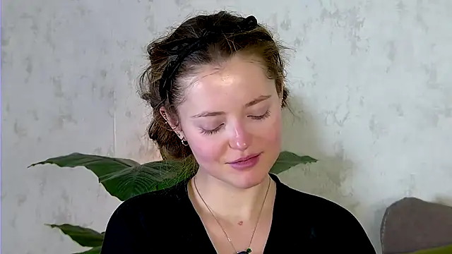 AshleyD  online show from December 5, 2025, 1:32 pm