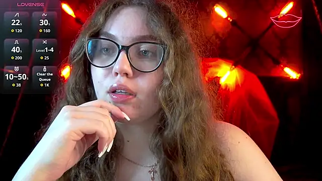 Snapshot of LuxSopphia chatting on November 2, 2025, 8:25 pm LuxSopphia online show from November 2, 2025, 8:25 pm