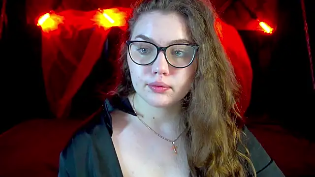 Snapshot of LuxSopphia chatting on November 4, 2025, 8:12 pm LuxSopphia online show from November 4, 2025, 8:12 pm